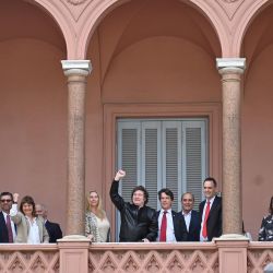 El presidente Javier Milei encabezó hoy, durante casi una hora y media, una nueva reunión de Gabinete en la Casa de Gobierno y luego salió al balcón principal que da a la Plaza de Mayo para saludar brevemente a la gente que pasaba por el lugar, entre quienes había turistas brasileños. | Foto:Télam