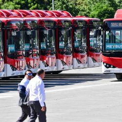 Imagen de conductores asistiendo a la ceremonia de presentación de 100 autobuses eléctricos de la marca china BYD, en la Elipse del Parque O´Higgins, en la ciudad de Santiago, capital de Chile. | Foto:Xinhua/Jorge Villegas