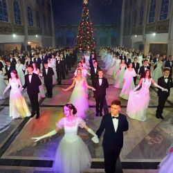 Imagen de personas participando en un baile para dar la bienvenida al próximo Año Nuevo, en Minsk, capital de Bielorrusia. | Foto:Xinhua/Henadz Zhinkov