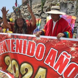 Personas realizan un ritual de buenos augurios para el próximo Año Nuevo 2024 en la cima del cerro San Cristóbal, en Lima, Perú. | Foto:Xinhua/Mariana Bazo