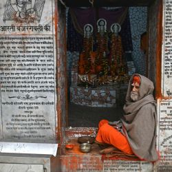 Un sacerdote sentado en el templo del dios hindú Hanuman, en Ayodhya, India. | Foto:ARUN SANKAR / AFP