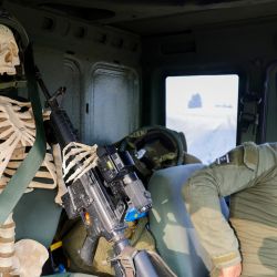 Una fotografía tomada en el sur de Israel, en la frontera con Gaza, muestra a un soldado israelí posando para una fotografía con un esqueleto de plástico encontrado durante las operaciones militares en la Franja de Gaza, en medio de las batallas en curso entre Israel y el grupo militante palestino Hamás. | Foto:JACK GUEZ / AFP