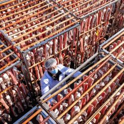 Vista aérea de un trabajador secando carne curada en una empresa de procesamiento de alimentos, en Huangshan, en la provincia de Anhui, en el este de China. El seductor aroma de la carne curada se ha difuminado con la llegada del invierno. | Foto:Xinhua/Shi Yalei