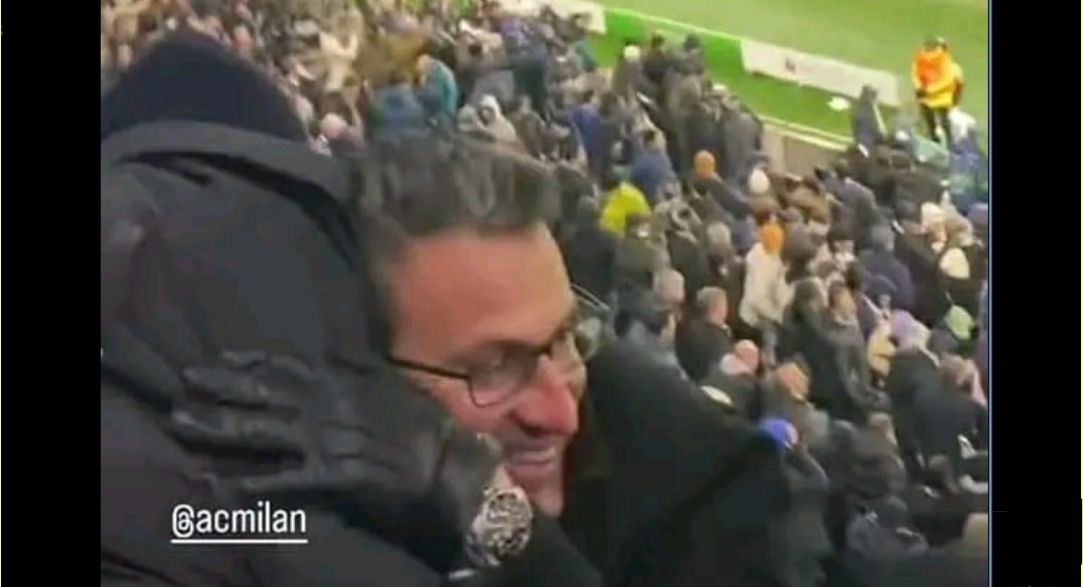 Gordon Singer en la tribuna del Milan.