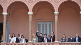 El presidente Javier Milei y parte de su gabinete asomado en el balcón de la casa de gobierno.