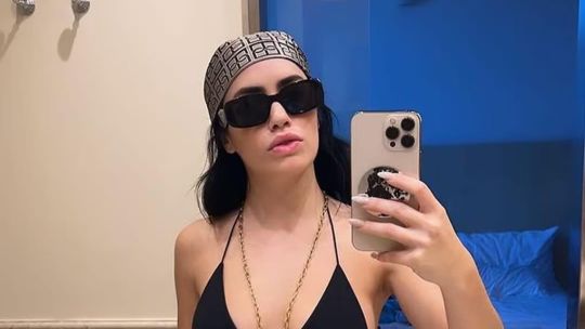  Tendencia de verano 2024: Lali Esposito en micro bikini y piloto verde neón