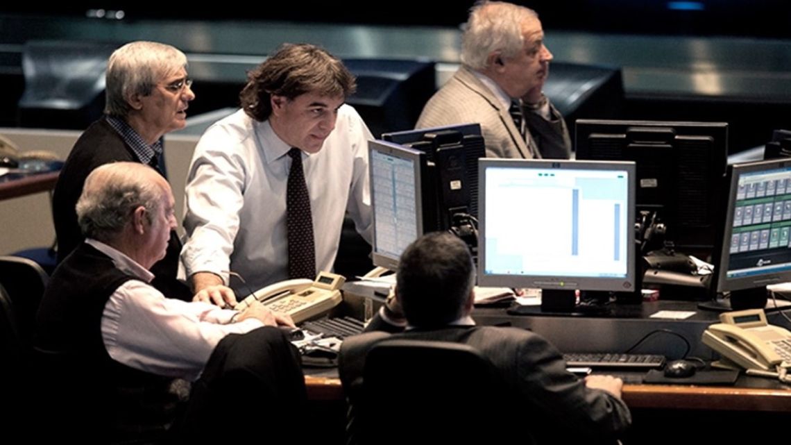 Bonos y acciones argentinas terminaron en positivo y cayó el dólar blue