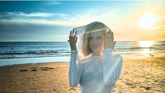 Julieta Nair Calvo deslumbró en Punta del Este con microbikini y maxivestido con transparencias 