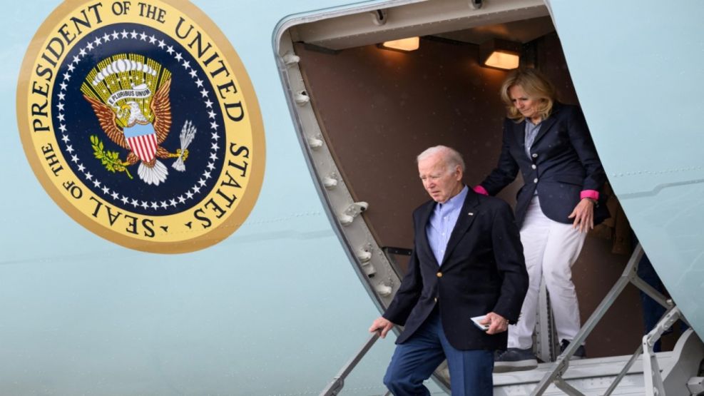 20231230 Joe Biden bajando del avión presidencial