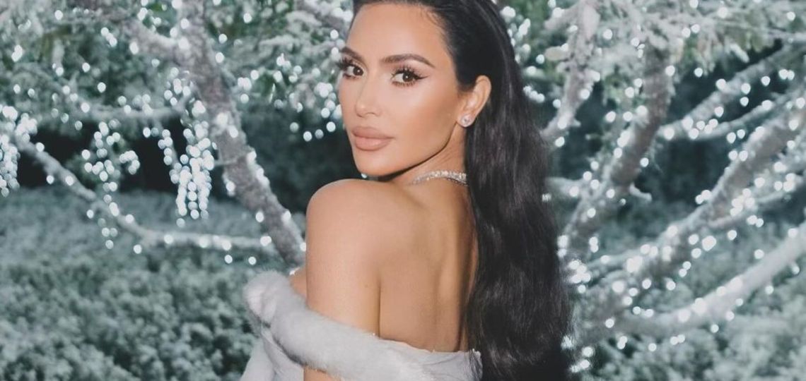 Kim Kardashian llevó la nieve a Los Ángeles para las Fiestas y se lució con un increíble diseño vintage