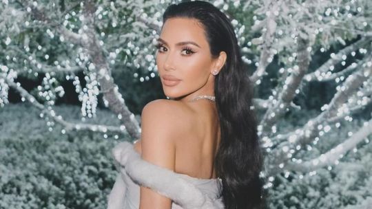 Kim Kardashian llevó la nieve a Los Ángeles para las Fiestas y se lució con un increíble diseño vintage