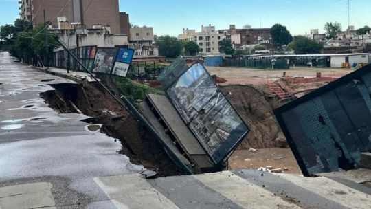 Así se derrumbó una calle en Córdoba tras una intensa tormenta en el comienzo del 2024