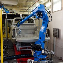 Así trabajan los robots para armar los autos Nissan en Brasil.