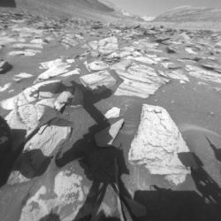 Las imágenes fueron capturadas por los Hazcams en blanco y negro ubicados tanto en la parte delantera como en la trasera del Curiosity 