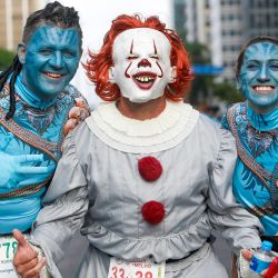 Corredores disfrazados posan para una fotografía antes de la 98.ª carrera internacional Sao Silvestre de 15 km en Sao Paulo, Brasil. | Foto:MIGUEL SCHINCARIOL / AFP