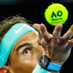 El español Rafael Nadal y su socio Marc López sirven contra los australianos Max Purcell y Jordan Thompson durante su partido de dobles masculino en el torneo de tenis internacional de Brisbane en Brisbane. | Foto:Patrick Hamilton / AFP