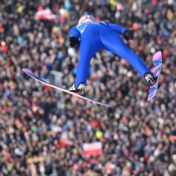 El polaco Dawid Kubacki vuela por el aire durante la primera ronda del torneo de salto de esquí Four-Hills FIS (Vierschanzentournee) en Garmisch-Partenkirchen, sur de Alemania. | Foto:KERSTIN JOENSSON / AFP
