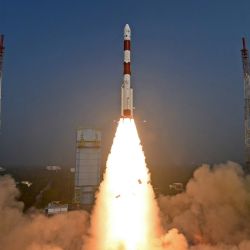Esta fotografía tomada y publicada por la Organización de Investigación Espacial de la India (ISRO) muestra el despegue del cohete PSLV-C58 que transporta el satélite polarímetro de rayos X (XPoSat) desde el Centro Espacial Satish Dhawan en Sriharikota. | Foto:Organización de Investigación Espacial de la India (ISRO) / AFP