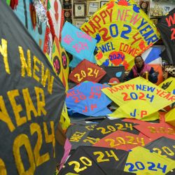 Un fabricante de cometas prepara cometas decorativas en su taller con motivo del Año Nuevo en Amritsar, India. | Foto:Narinder Nanu / AFP