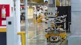 Así trabajan los robots para armar los autos Nissan en Brasil.