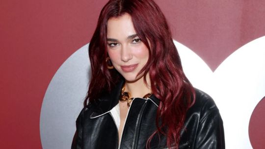 Dua Lipa llevó un elegante little black dress para celebrar año nuevo 