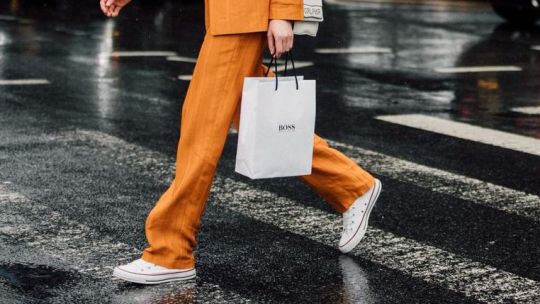 Converse de plataforma: el regreso de las sneakers clásicas en tendencia de verano 2024