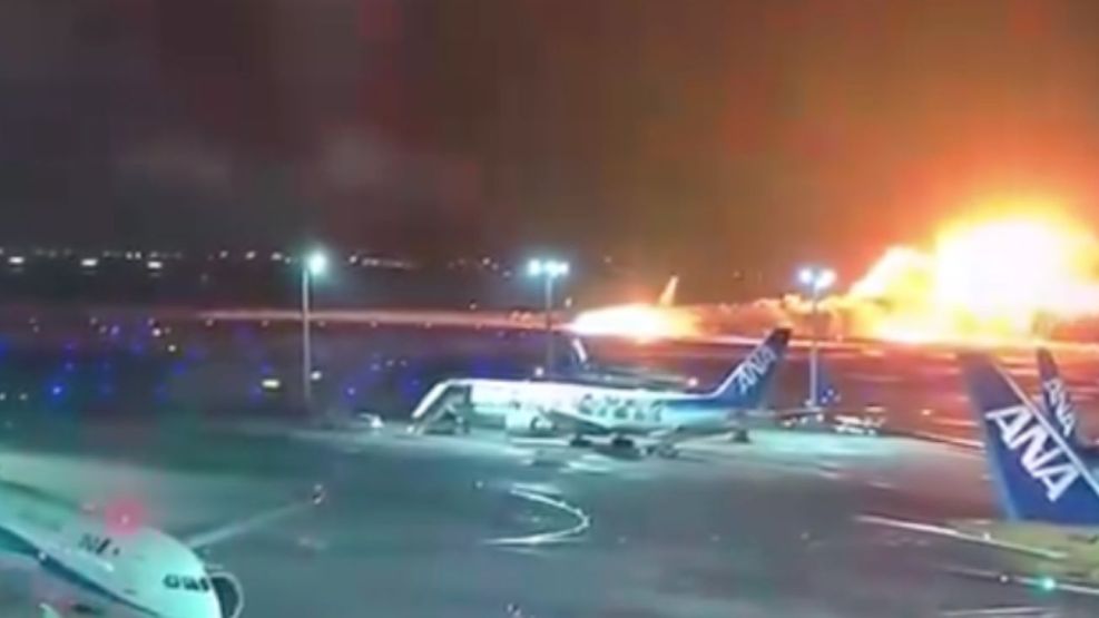 Chocaron dos aviones en Tokio y uno se incendió: hay cinco muertos