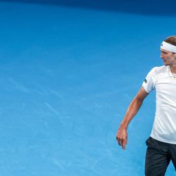 El alemán Alexander Zverev golpea su raqueta durante su partido individual masculino contra el francés Adrian Mannarino en el torneo de tenis United Cup en el Ken Rosewall Arena de Sydney. | Foto:DAVID GRAY / AFP