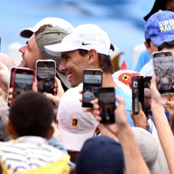 El español Rafael Nadal camina entre la multitud en el torneo internacional de tenis de Brisbane en Brisbane. | Foto:William West / AFP
