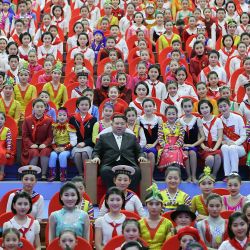 Esta fotografía muestra al líder de Corea del Norte, Kim Jong Un, posando con niños en una reunión del festival de primavera en el Palacio de la Juventud Estudiantil Mangyongdae en Pyongyang. | Foto:KCNA VIA KNS / AFP