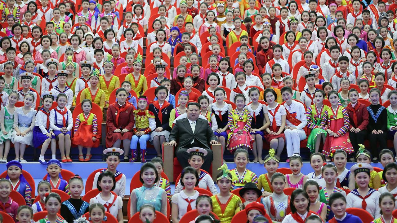 Esta fotografía muestra al líder de Corea del Norte, Kim Jong Un, posando con niños en una reunión del festival de primavera en el Palacio de la Juventud Estudiantil Mangyongdae en Pyongyang. | Foto:KCNA VIA KNS / AFP