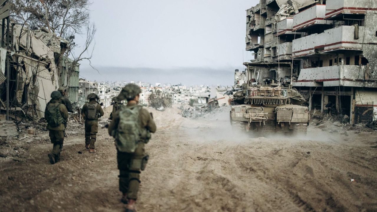 Imagen cedida por las Fuerzas de Defensa de Israel (FDI) de tropas israelíes realizando una operación militar en la Franja de Gaza. | Foto:Xinhua/Fuerzas de Defensa de Israel