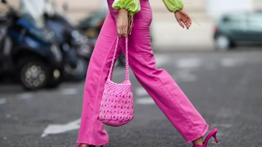 Guia de estilo: cómo usar jeans de colores brillantes este verano con estos 5 looks
