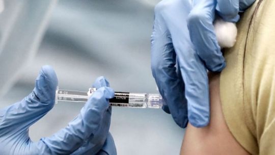 Covid: un informe detalla cuáles fueron los efectos adversos de las vacunas aplicadas en el país