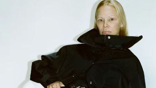 Pamela Anderson sin make up en la campaña 2024 de Proenza Schouler