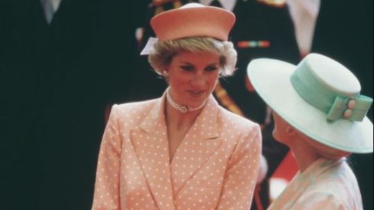 Lady Di usando el color del 2024: Peach Fuzz