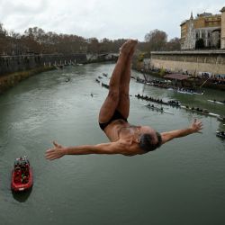 El ex salvavidas Marco Fois se zambulle desde 17 metros desde Ponte Cavour hasta el río Tíber en el marco de las tradicionales celebraciones de Año Nuevo. | Foto:FILIPPO MONTEFORTE / AFP