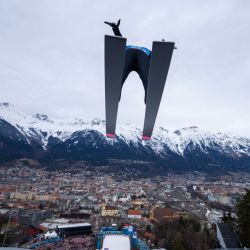 El japonés Ryoyu Kobayashi se eleva por el aire durante una sesión de entrenamiento en preparación de la tercera etapa del torneo Four-Hills que forma parte de la Copa Mundial de Salto de Esquí FIS, en Innsbruck, Austria. | Foto:GEORG HOCHMUTH / APA / AFP