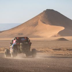 El portugués Joao Monteiro conduce su South Racing CAN-AM cerca del vivac durante los controles, antes del rally Dakar 2024 en Al-Ula, Arabia Saudita. | Foto:PATRICK HERTZOG / AFP