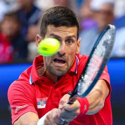 El serbio Novak Djokovic durante su partido individual masculino contra Alex de Miñaur en el torneo de tenis United Cup en Perth. | Foto:COLIN MURTY / AFP
