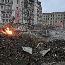 Esta fotografía tomada en el centro de Járkov muestra un edificio residencial dañado tras un ataque con misiles, en medio de la invasión rusa en Ucrania. | Foto:SERGEY BOBOK / AFP
