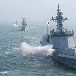 Esta fotografía tomada proporcionada por el Ministerio de Defensa de Corea del Sur muestra el buque de guerra Cheonan (al frente), de la Armada de Corea del Sur, una clase de 2.800 toneladas, y el Eulji Mundeok (segundo a la derecha), una clase de 3.200 toneladas, realizando la primera Ejercicio de tiro marítimo del nuevo año en el Mar Occidental de Corea del Sur. | Foto:Handout / Ministerio de Defensa de Corea del Sur / AFP