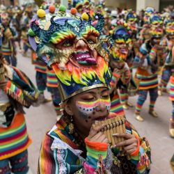 Los juerguistas participan en el desfile "Canto a la Tierra" durante el Carnaval de Blancos y Negros en Pasto, Colombia. El Carnaval tiene su origen en una mezcla de expresiones culturales andinas, amazónicas y del Pacífico, y celebra el diversidad étnica en la región y fue proclamada por la UNESCO como patrimonio cultural inmaterial en 2009. | Foto:JOAQUIN SARMIENTO/AFP