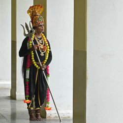 Un artista posa antes de participar en una manifestación para conmemorar el festival 'Veethi Viruthu Vizha', que muestra formas de arte tradicionales de la India, en Chennai. | Foto:R. Satish Babu / AFP