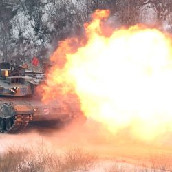 Un tanque surcoreano K1A2 dispara durante un ejercicio conjunto con fuego real entre Corea del Sur y Estados Unidos en un campo de entrenamiento militar en Pocheon. | Foto:Jung Yeon-je / AFP