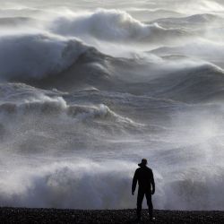 Una persona mira las olas que rompen en la costa de Newhaven, cuando la tormenta Henk traería fuertes vientos y fuertes lluvias en gran parte del sur de Inglaterra. | Foto:ADRIAN DENNIS / AFP