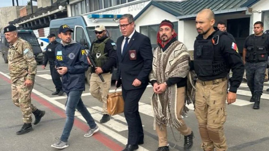 Facundo Jones Huala was extradited from Esquel to Chile on Thursday in a heavy security operation.