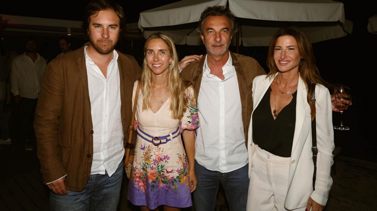 Angelo Calcaterra con sus hijos Antonio y María Calcaterra y su pareja Julia Tonconogy.