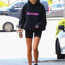 Hailey Bieber en biker y buzo de gran tamaño