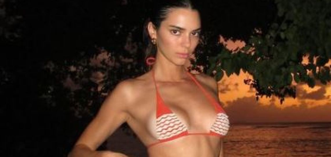 Kendall Jenner luce un micro bikini color naranja en su primera foto de verano del año y ya marca tendencia